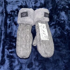UGG Heather Gray Cable Knit Mittens